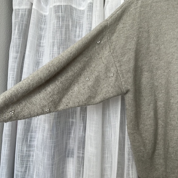 🆑 [4/$20] H&M Grey Pearl Embellished Crew Neck Sweater - Picture 6 of 8